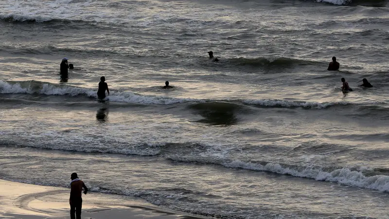 Asyiknya Warga Iran Menikmati Laut Kaspia