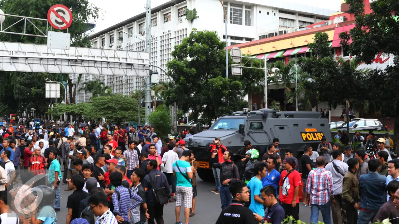 20160114-Polisi-Sisir-Lokasi-Pengeboman-Jakarta-YG