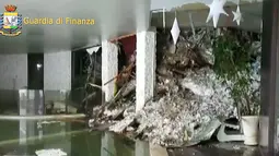 Suasana di dalam hotel Rigopiano usai diterjang longsor salju, Farindola, Italia (19/1). Otoritas setempat masih menyelidiki penyebab longsor tersebut, dugaan sementara akibat gempa 5,7 SR yang melanda Italia kemarin. (AFP Photo/vigili del Fuoco/Handout)