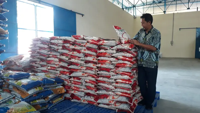 Bulog Sumsel Hanya Serap 31 Persen Beras Petani Lokal