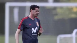 Pelatih baru Spanyol, Fernando Hierro, saat latihan perdananya di Krasnodar Academy, Krasnodar, Selasa (13/6/2018). Legenda Real Madrid ini ditunjuk menggantikan Julen Lopetegui. (AFP/Pierre-Philippe Marcou)