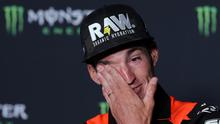 Aleix Espargaro menangis saat umumkan pensiun dari ajang MotoGP pada pengujung musim 2024. (LLUIS GENE / AFP)