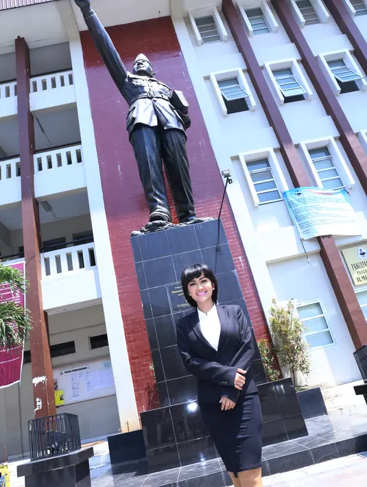 Julia Perez mendapat hasil memuaskan dari sidang skripsinya. Setelah menunggu keputusan penguji, Julia Perez dinyatakan lulus dengan nilai A. (Galih W. Satria/Bintang.com)