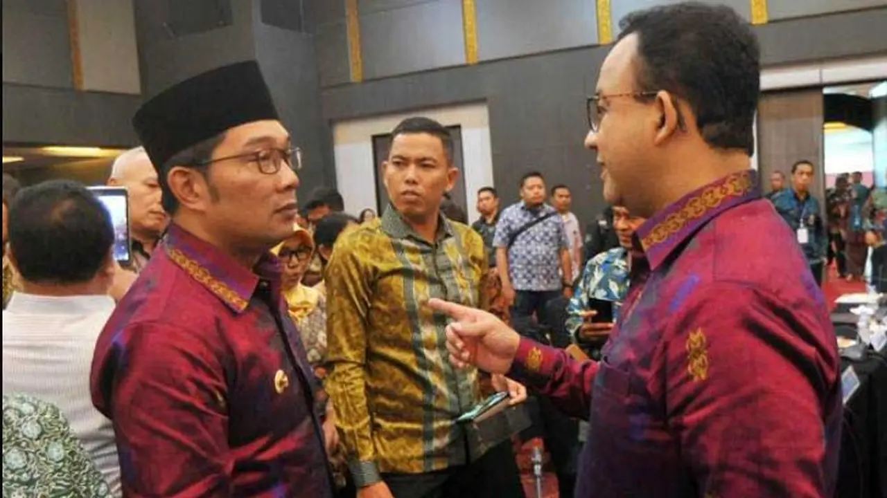 Gubernur DKI Jakarta Anis Baswedan (kanan) berbincang dengan Gubernur Jawa Barat Ridwan Kamil (tengah) Foto: ANTARA