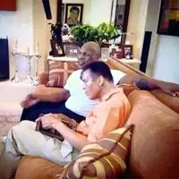 Foto ini membuktikan bahwa Muhammad Ali dan Mike Tyson serius mendalami ajaran Islam.