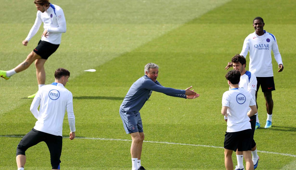 Pelatih kepala Paris Saint-Germain asal Spanyol, Luis Enrique (tengah) berbicara dengan Vitinha (kedua kanan), dan Joao Neves (kanan) saat sesi latihan klub sebelum pertandingan leg pertama semifinal Liga Champions 2025/2026 melawan klub Jerman, Bayern Muenchen, di PSG Campus, Poissy, Barat Laut Paris, pada Senin 27 April 2026. (FRANCK FIFE/AFP)