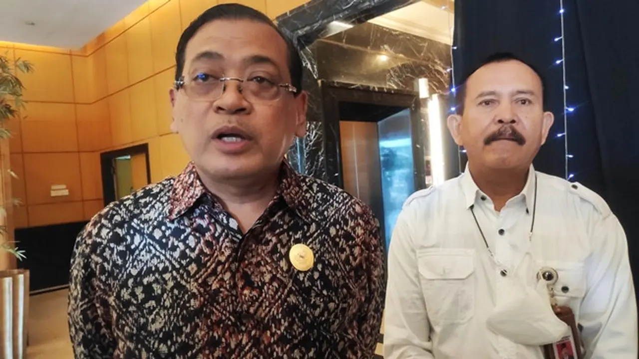 Ketua Komisi Informasi Pusat bersama Ketua Komisi Informasi Provinsi Riau.