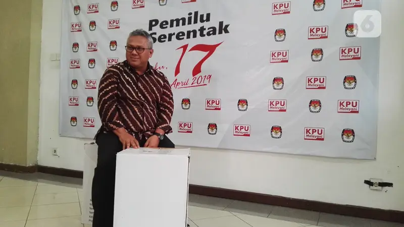 Ketua KPU Arief Budiman menunjukkan kotak suara Pemilu 2019.