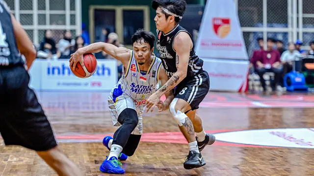 Aksi Yudha Saputera saat Satria Muda melawan Rans Simba Bogor di IBL All Indonesian 2026