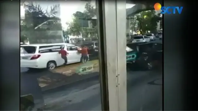 Sebuah rekaman video amatir berhasil merekam aksi komplotan pencongkel kaca spion mobil mewah.
