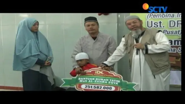 Istri almarhum Muhammad Alzahra alias Joya , Siti Jubaedah, menerima bantuan dana dari Infaq Dakwah Center Bekasi berupa uang tunai.