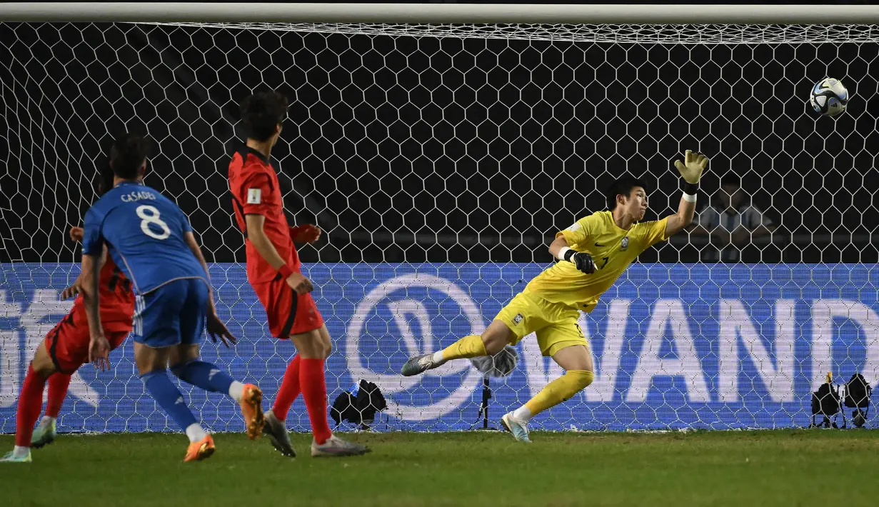 Pemain Timnas Italia U-20, Cesare Casadei (dua kiri), berhasil menjebol gawang Korea Selatan U-20 yang dija ga oleh, Kim Joon-hong (kanan) dalam pertandingan semifinal Piala Dunia U-20 2023 yang digelar di Estadio Unico Diego Maradona, La Plata, Jumat (9/6/2023) pagi WIB. (AFP/Luis Robayo)