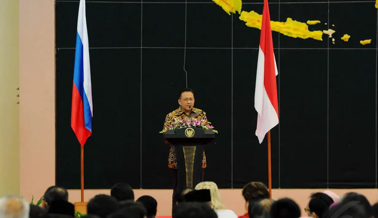 Ketua DPD, Irman Gusman berpidato sebelum melakukan penandatanganan MOU dengan Rusia di Gedung DPD RI, Senayan, Jakarta, Rabu (12/11/2014). (Liputan6.com/Andrian M Tunay)