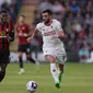 Striker Bournemouth, Dango Ouattara, berduel dengan gelandang Manchester United (MU), Bruno Fernandes, dalam laga pekan ke-33 Premier League di Vitality Stadium, Minggu (14/4/2024) dini hari WIB. Bournemouth dan MU bermain imbang 2-2. (Adrian DENNIS / AFP)