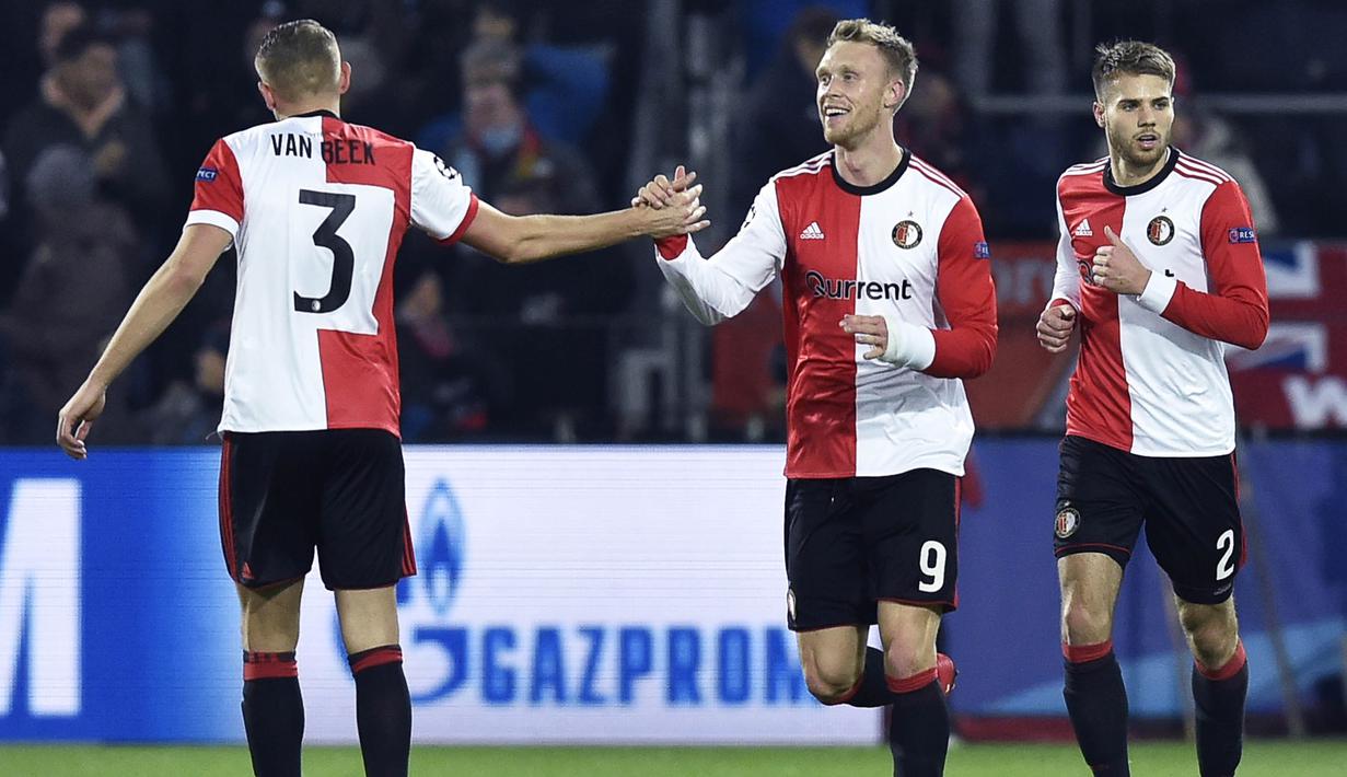 Striker Feyenoord, Nicolai Jorgensen, merayakan gol yang dicetaknya ke gawang Napoli pada laga Liga Champions di Stadion Kuip, Rotterdam, Rabu (6/12/2017). Feyenoord menang 2-1 atas Napoli. (AFP/John Thys)