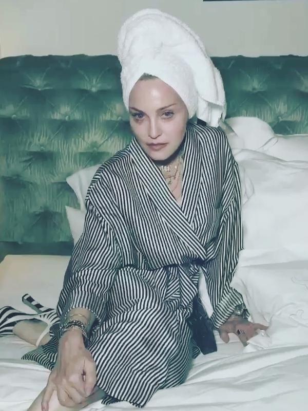 Kamar tidur Madonna dengan headboard warna hijau (Dok.Instagram/@madonna/ https://www.instagram.com/p/BbxHJWJhmS5/Komarudin)