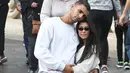 Kourtney Kardashian dan Younes Bendjima memang jarang banget pamer kemesraan di sosmed. Namun ternyata mereka berdua lengket banget kala bertemu dan liburan. (SplashNews/HollywoodLife)
