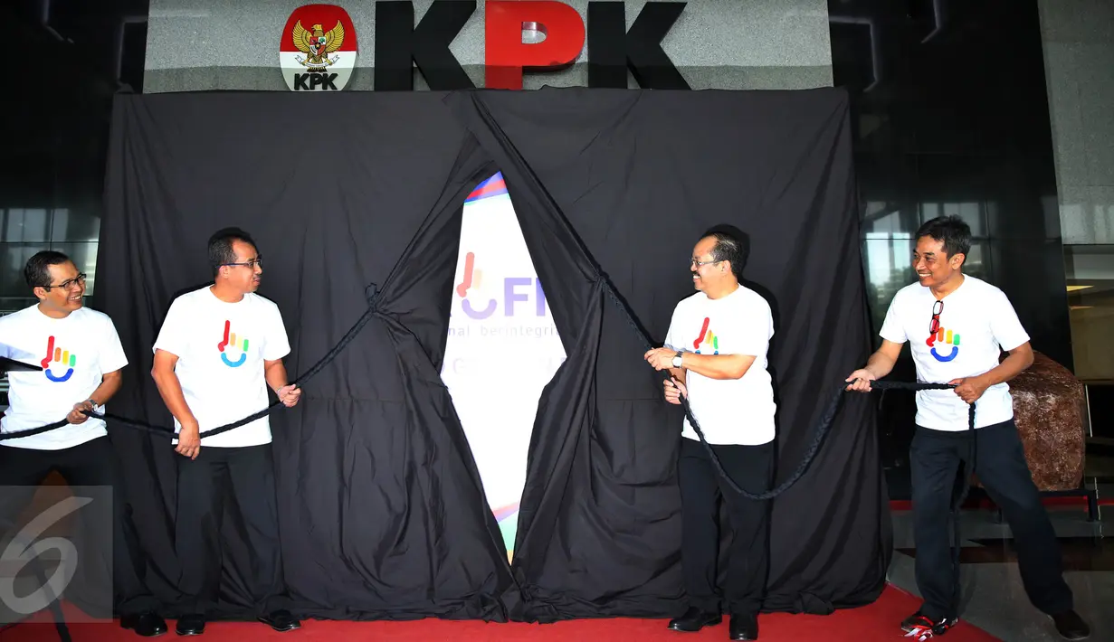 Wakil Ketua KPK Alexander Marwata, Dirjen Bea Cukai Heru Pambudi, Ketua Ombudsman RI Amzulian Rifai dan Dikyanmas KPK, Sujanarko meluncurkan logo PROFIT (Profesional Berintegritas) di Gedung baru KPK, Jakarta, Senin (17/10). (Liputan6.com/Johan Tallo)