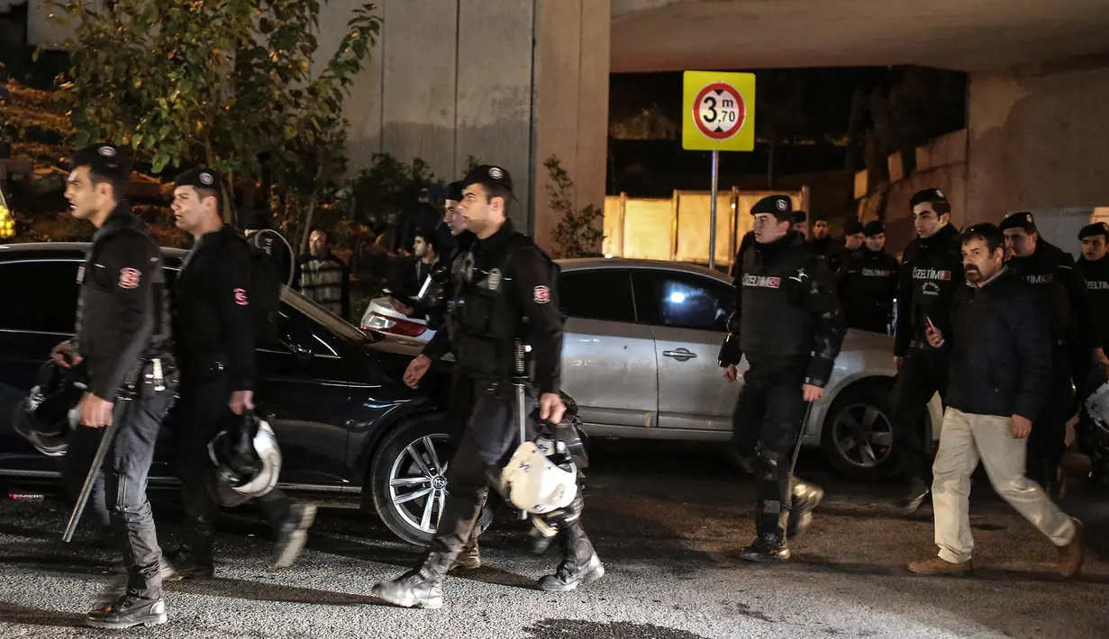 Polisi anti huru hara berjaga di lokasi ledakan yang diakibatkan bom pipa di dekat stasiun kereta api bawah tanah Bayrampasa, Istanbul, Selasa (1/12). Ledakan yang terjadi pada saat jam sibuk tersebut melukai sedikitnya enam orang. (AFP/ Cagdas ERDOGAN)