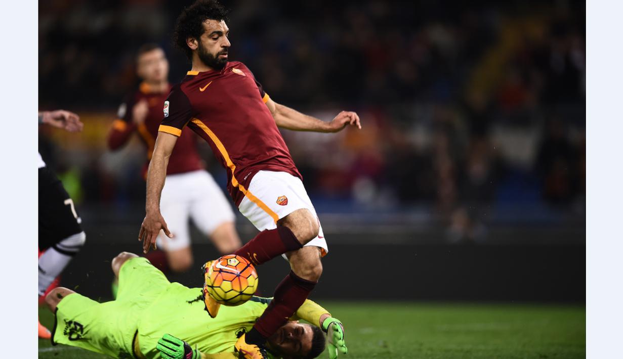 Striker AS Roma, Mohammed Salah, berusaha melewati hadangan kiper Palermo, Fabrizio Alastra, dalam lanjutan Serie A Italia di Stadion Olimpico, Roma, Senin (22/2/2016) dini hari WIB. (AFP/Filippo Monteforte)