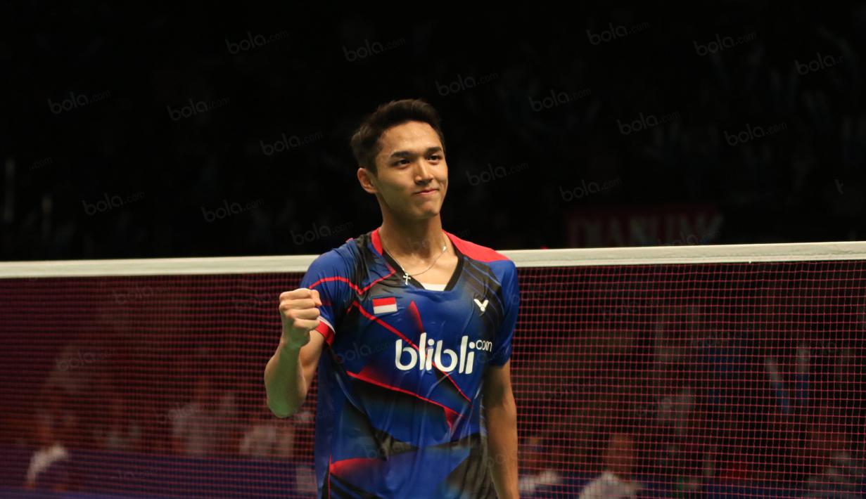 Senyum Jonatan Christie memberi usai menang atas Lin Dan pada laga Indonesia Open 2016 di Istora Senayan, Jakarta, Kamis (2/6/2016). (Bola.com/Nicklas Hanoatubun)
