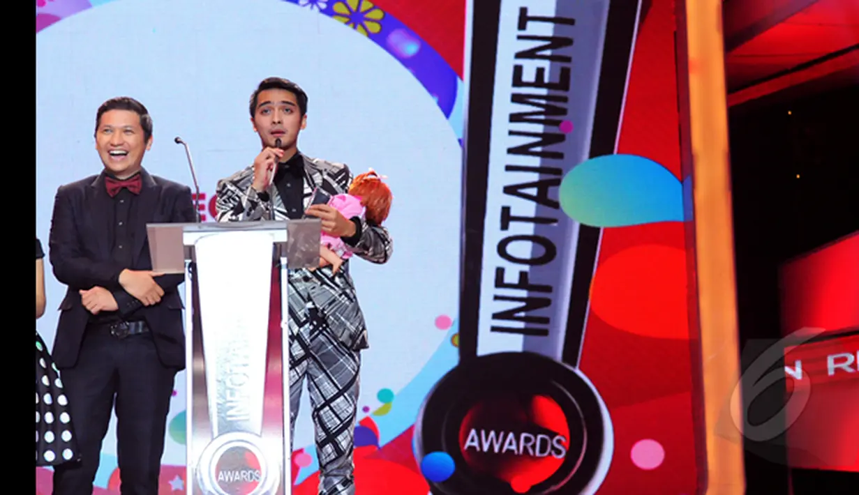 Riki Harun, mendapat penghargaan Infotainment Awards 2015 sebagai Sexiest dad, Jakarta, (30/01/15). Infotainment Awards 2015 merupakan bentuk apresiasi SCTV kepada Artis, Tokoh, dan Peristiwa terhangat. (Liputan6.com/Faisal R Syam)