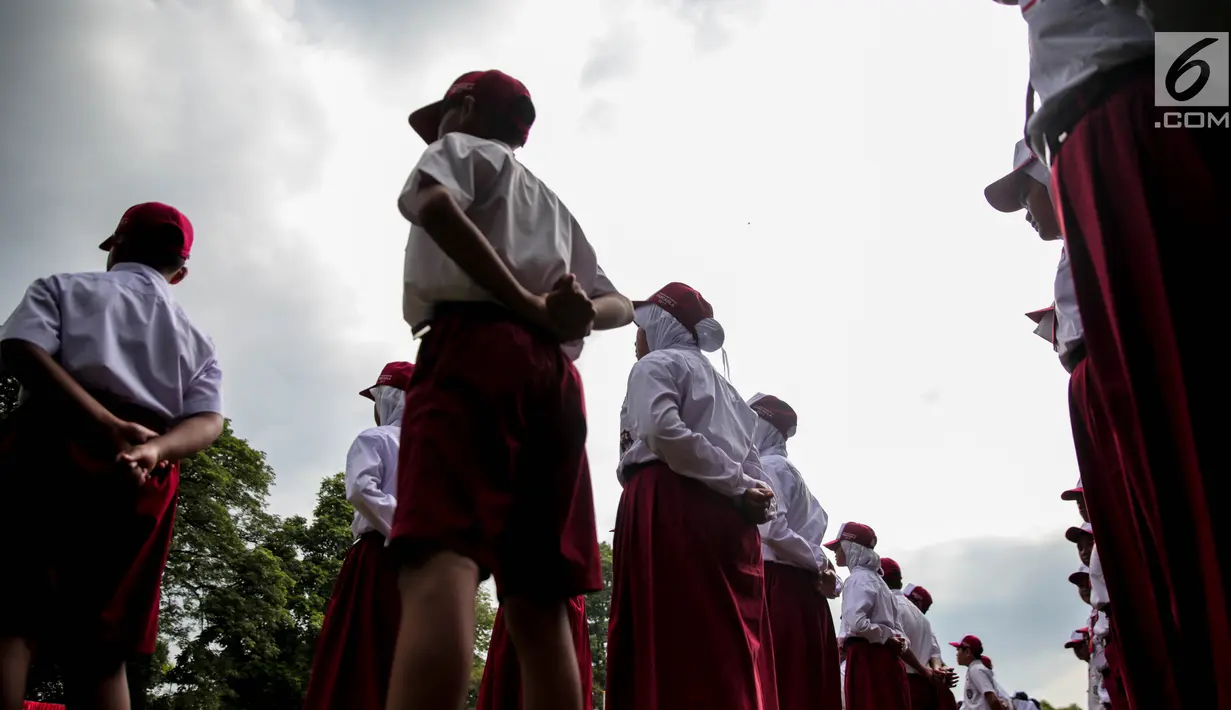 Sejumlah siswa berbaris mengikuti upacara Hari Kesaktian Pancasila, di Halaman Monumen Pancasila Sakti, Jakarta, Minggu (1/10). Sejumlah pelajar mulai dari SD hingga SMA terpilih turut memeriahkan upacara ini. (Liputan6.com/Faizal Fanani)