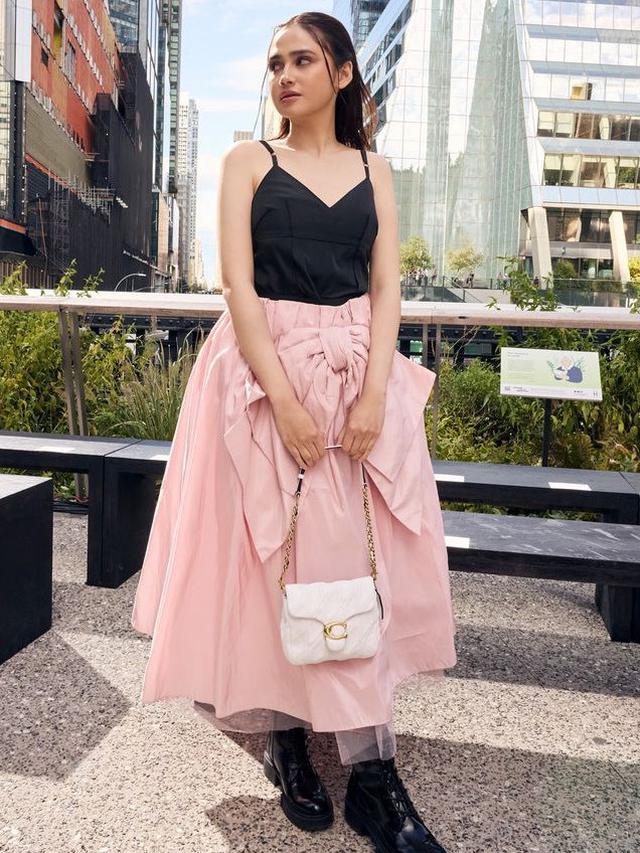 Syifa Hadju saat Hadir di Fashion Week Internasional. [@syifahadju]