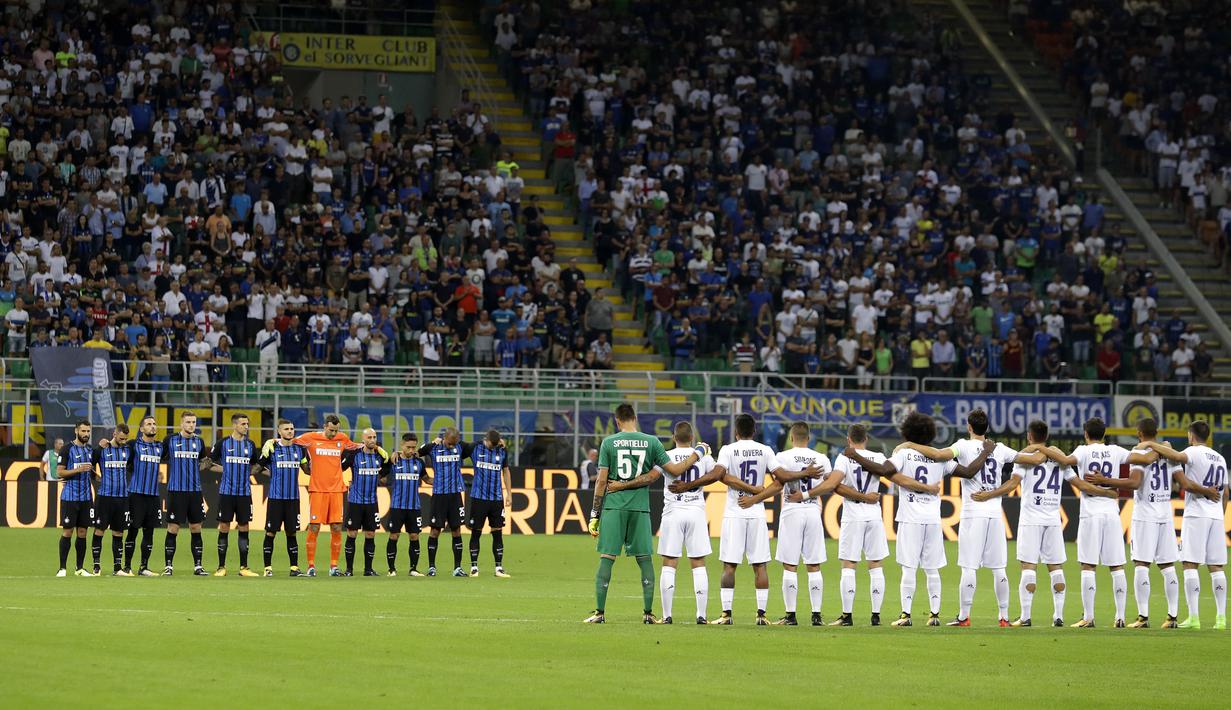 Sebagai bentuk penghortman kepada korban teror Inter Milan dan Fiorentina mengheningkan cipta sejenak pada laga Serie A di  San Siro stadium, Milan (20/8/2017). Inter menang 3-0. (AP/Antonio Calanni)