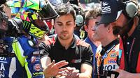 Valentino Rossi jabat tangan Marc Marquez usai berlomba di Sirkuit Katalunya, Barcelona, tahun 2016. (Zimbio)