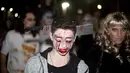 Seorang remaja berdandan serta mengenakan kostum zombie saat mengikuti Zombie Walk dalam Festival Purim di Tel Aviv, Israel (3/3). Acara pesta kostum zombie ini dimeriahkan oleh ratusan orang di Tel Aviv. (AP Photo/Ariel Schalit)