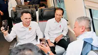 Presiden Joko Widodo atau Jokowi mengajak serta sejumlah penggiat seni Tanah Air untuk mencoba moda transportasi Kereta Cepat Jakarta-Bandung (KCJB), Rabu (13/9/2023). Salah satunya, Raffi Ahmad. (Liputan6.com/Lizsa Egeham)