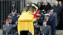 Petugas membawa peti mati jenazah mantan Presiden Jerman Roman Herzog saat upacara pemakaman di Gereja Katedral Berlin, Jerman (24/1). (AP/Ferdinand Ostrop/pool)