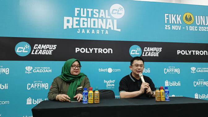 CEO Campus League Ryan Gozali (kanan) bersama Dekan Fakultas Ilmu Keolahragaan dan Kesehatan Universitas Negeri Jakarta (UNJ) Nofi Marlina Siregar saat memberi keterangan kepada awak media dalam sesi konferens pers di GOR UNJ, Rawamangun, Jakarta Timur pada Selasa (25/11/2025). (Liputan6.com/Melinda Indrasari)