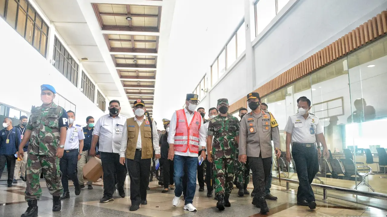 Menhub Budi Karya mengecek kesiapan Bandara Juanda. (Dian Kurniawan/Liputan6.com)