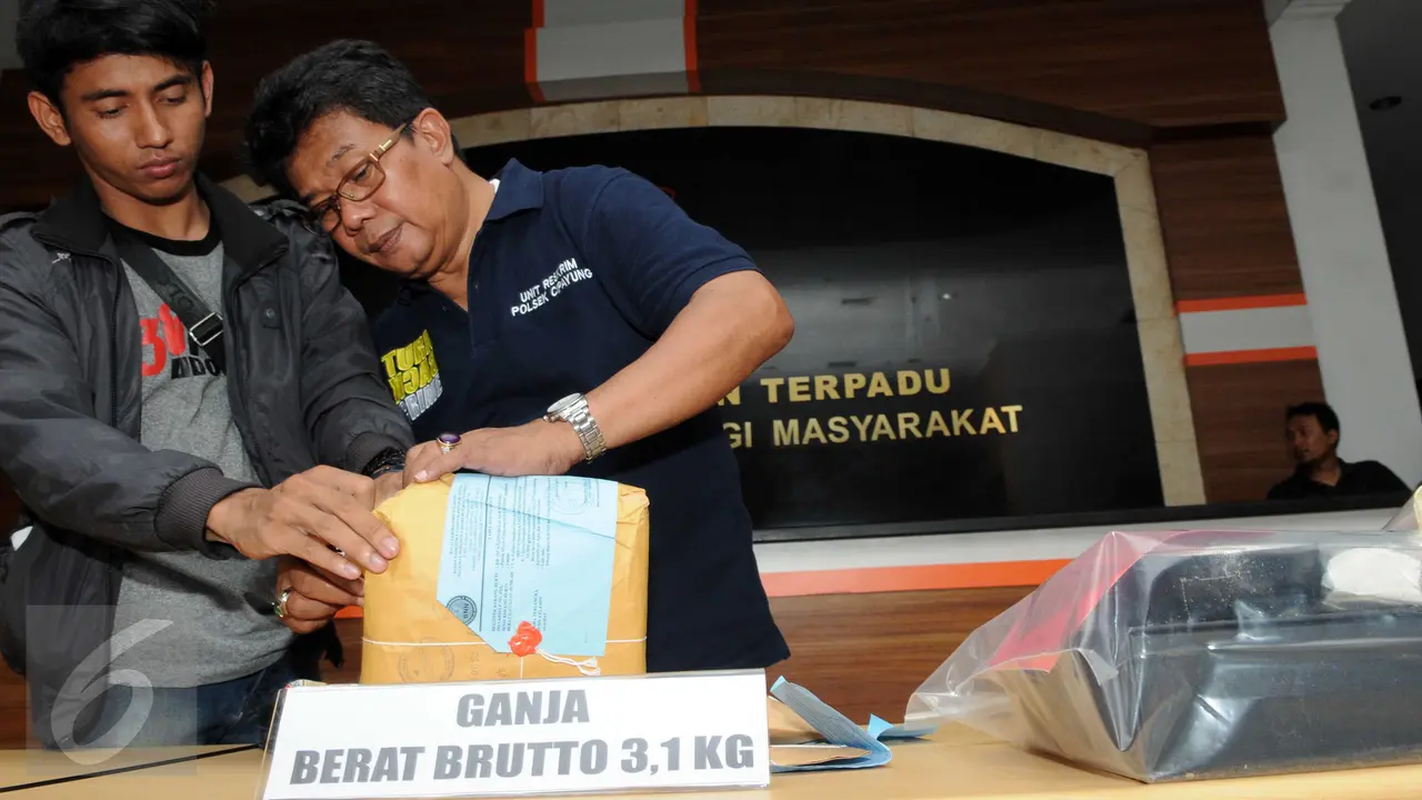20160206-Polres Jaktim Ringkus 55 Orang Termasuk Oknum Pemda saat Rilis Narkoba