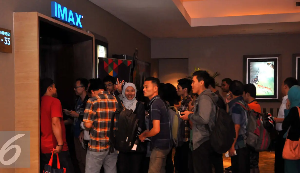 Antrian pengunjung saat pemutaran Premier Film Pixels di IMAX Gandaria City, Jakarta, Rabu (29/7/2015). Film Pixels menjadi obat rindu untuk para penggemar game klasik tahun 90-an. (Liputan6.com/Panji Diksana)