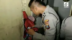 Polisi melakukan penggerebekan terhadap sebuah kampung yang dijuluki kampung narkoba.