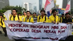 Mahasiswa yang tergabung dalam Badan Eksekutif Mahasiswa Universitas Indonesia (BEM UI) saat berjalan dari kawasan jalan Jenderal Sudirman menuju MH Thamrin atau sekitar Bundaran Hotel Indonesia (HI), Jakarta, Jumat (12/6/2026). (merdeka.com/Arie Basuki)