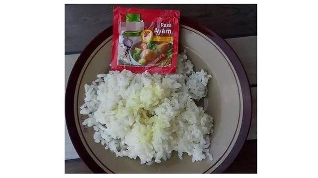 <span>Makanan nyeleneh campur nasi (Sumber:Facebook/kementrianhumorindonesia)</span>