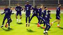 Para pemain Prancis saat melakukan latihan jelang laga uji coba di Clairefontaine-en-Yvelines, Selasa (10/11/2020). Prancis akan berhadapan dengan Finlandia. (Yoan Valat, Pool via AP)