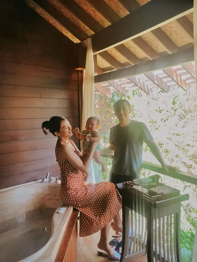 6 Potret Liburan Seru Keluarga Raditya Dika di Bali, Sambil Momong Putri Tercinta