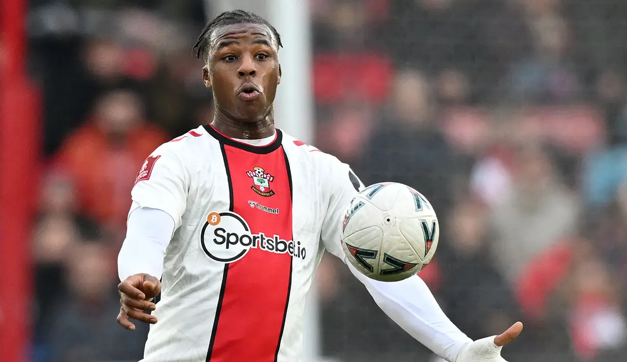 Pemain Southampton, Armel Bella-Kotchap mengontrol bola pada laga putaran keempat Piala FA 2022/2023 melawan Blackpool di St Mary's Stadium, Southampton, Inggris, 28 Januari 2023. Bella-Kothap kini memiliki nilai pasar sebesar 20 juta euro. Pemain yang berposisi sebagai bek tengah itu terikat kontrak dengan The Saints hingga 2026. (AFP/Glyn Kirk)
