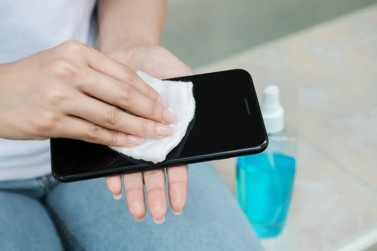 Mudah Sekali, Ini Tips Membersihkan Ponsel Dari Virus dan Bakteri
