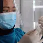 Dokter menyiapkan vaksin virus corona COVID-19 produksi Sinovac saat kegiatan vaksinasi di Puskemas Jagakarsa, Jakarta Selatan, Kamis (14/1/2020). Sejumlah Puskesmas di Jabodetabek mulai melakukan vaksinasi COVID-19 pada hari ini. (merdeka.com/Arie Basuki)