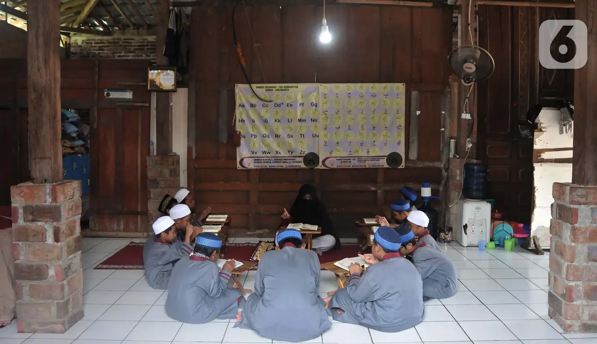 Santri bertadarus Al-qur’an dengan metode isyarat Arabic Sign Language (ASL) di Pondok Pesantren Tunarungu Jamhariyah, Dusun Grogolan, Sleman, Yogyakarta, Senin (28/3/2022). Pondok pesantren tersebut mengkhususkan membina anak-anak penyandang tunarungu. (merdeka.com/Iqbal S Nugroho)