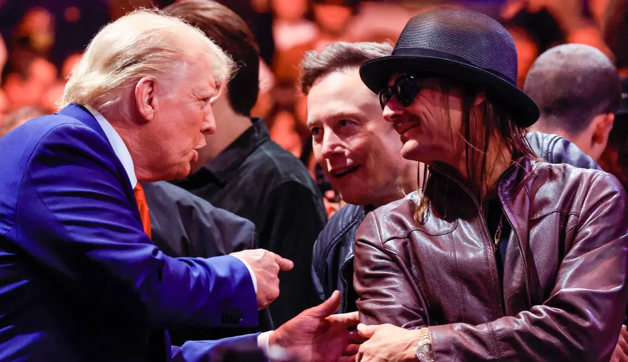 Kedatangan Donald Trump di Madison Square Garden, New York disambut pendukungnya yang berteriak saat ia menghadiri pertarungan kelas berat Ultimate Fighting Championship. (Kena Betancur/AFP)