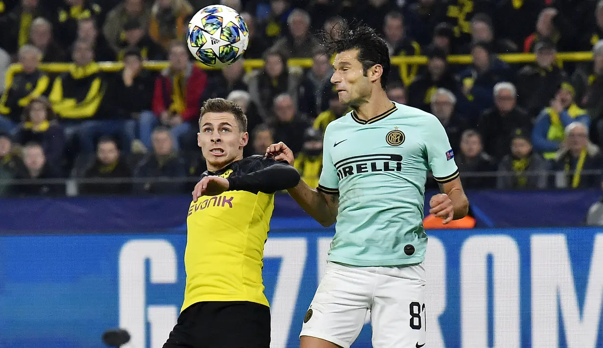 Penyerang Dortmund, Thorgan Hazard berebut bola dengan gelandang Inter Milan, Antonio Candreva pada pertandingan lanjutan Grup F Liga Champions di Signal Iduna Park, Jerman (5/11/2019). Dortmund menang tipis 3-2 atas Inter Milan. (AP Photo/Martin Meissner)