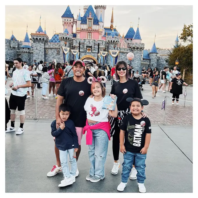 Nia Ramadhani liburan ke Disneyland