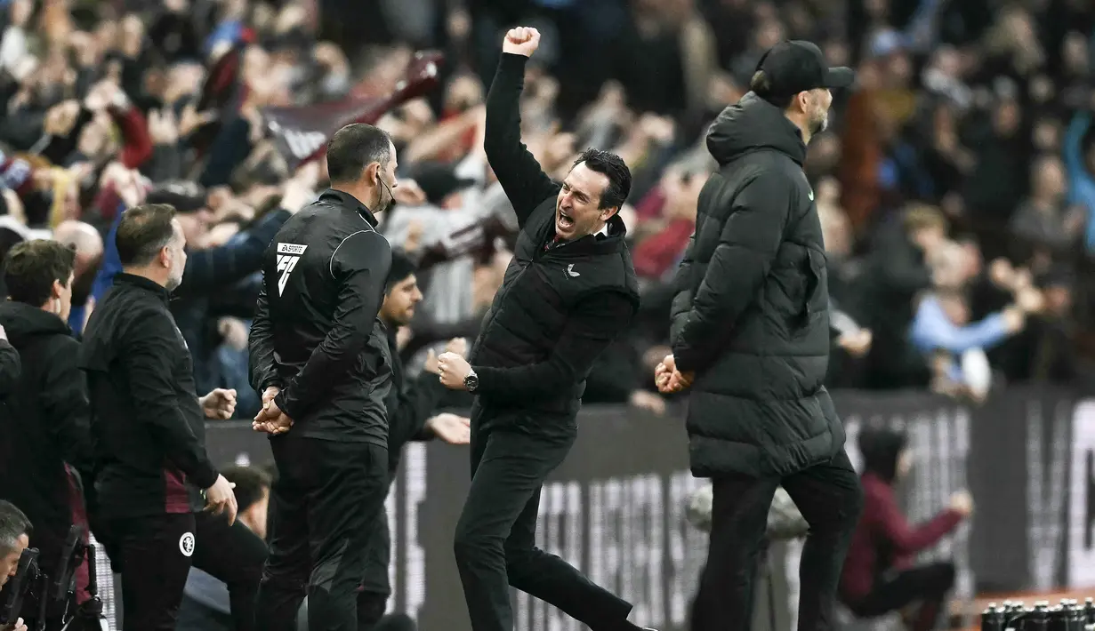 Pelatih Aston Villa, Unai Emery, melakukan selebrasi setelah anak asuhnya mencetak gol ke gawang Liverpool pada laga Liga Inggris di Stadion Villa Park, Selasa (14/5/2024). Aston Villa berhasil mengejar ketinggalan dan memaksa kedudukan menjadi 3-3. (AFP/Ben Stansall)